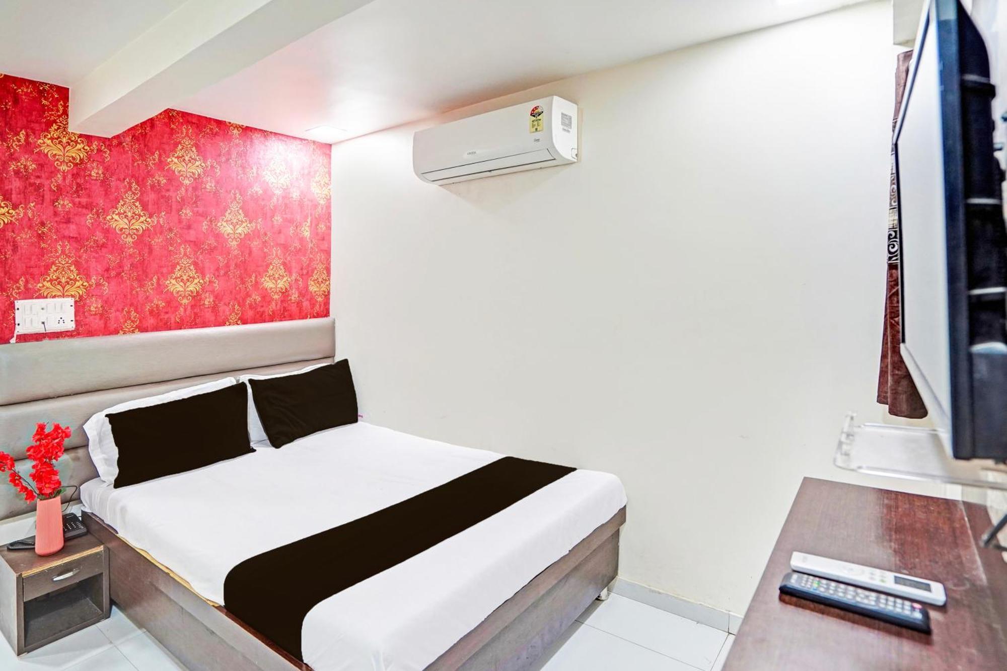 SPOT ON 69618 - Hotel ILand Park Ahmedabad Exterior foto